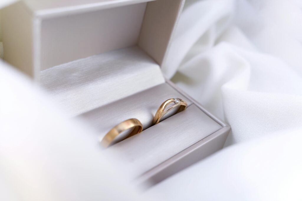 Close-up of gold wedding rings in a velvet box, perfect for elegant weddings in Bayreuth.